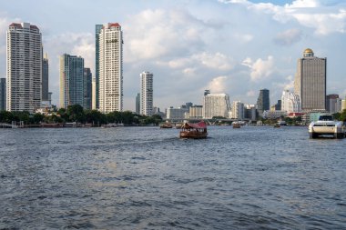 Tayland Asya 'daki Bangkok Chao Phraya Nehri' nde bir ekspres tekne.