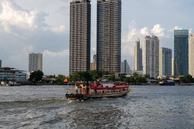Tayland Asya 'daki Bangkok Chao Phraya Nehri' nde bir ekspres tekne.
