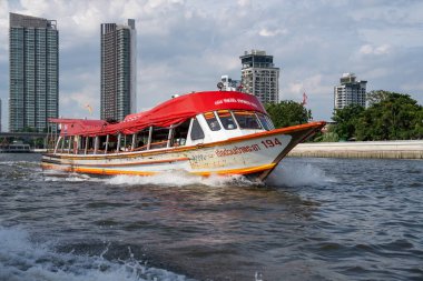 Tayland Asya 'daki Bangkok Chao Phraya Nehri' nde bir ekspres tekne.