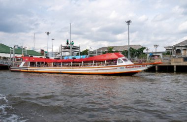 Tayland Asya 'daki Bangkok Chao Phraya Nehri' nde bir ekspres tekne.
