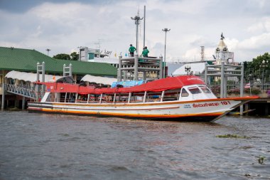 Tayland Asya 'daki Bangkok Chao Phraya Nehri' nde bir ekspres tekne.