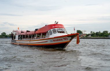 Tayland Asya 'daki Bangkok Chao Phraya Nehri' nde bir ekspres tekne.