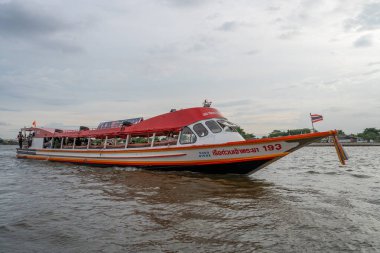 Tayland Asya 'daki Bangkok Chao Phraya Nehri' nde bir ekspres tekne.