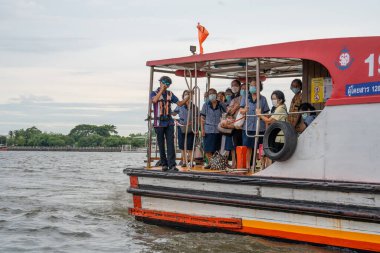 Tayland Asya 'daki Bangkok Chao Phraya Nehri' nde bir ekspres tekne.