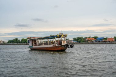 Tayland Asya 'daki Bangkok Chao Phraya Nehri' nde bir ekspres tekne.