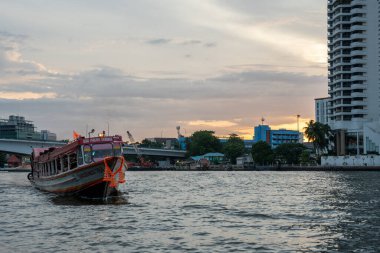 Tayland Asya 'daki Bangkok Chao Phraya Nehri' nde bir ekspres tekne.