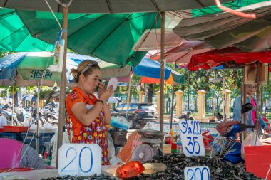 Mahachai Pazarı, Tayland Asya 'da Bangkok yakınlarındaki Samut Sakhon vilayetindeki Maha Chai kasabasında yer almaktadır.