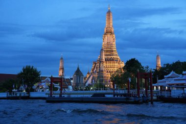 Birinci sınıf Tayland Kraliyet Tapınağı Wat Arun ve Bangkok Tayland 'daki Chao Phraya Nehri.