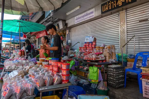 Mahachai Pazarı, Tayland Asya 'da Bangkok yakınlarındaki Samut Sakhon vilayetindeki Maha Chai kasabasında yer almaktadır.