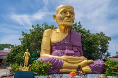 Tayland 'ın Pattaya Bölgesi Chonburi yakınlarındaki Koh Larn adasında bir Budist heykeli, Sony ILCE-7M4 ve Sony Lens FE 24-70mm f / 2.8 GM II ile fotoğraflanmıştır.