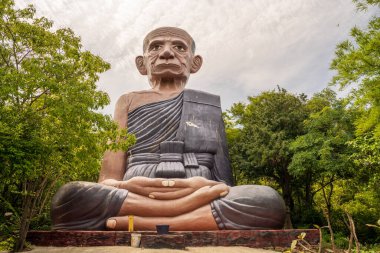 Tayland 'ın Pattaya Bölgesi Chonburi yakınlarındaki Koh Larn adasında bir Budist heykeli, Sony ILCE-7M4 ve Sony Lens FE 24-70mm f / 2.8 GM II ile fotoğraflanmıştır.