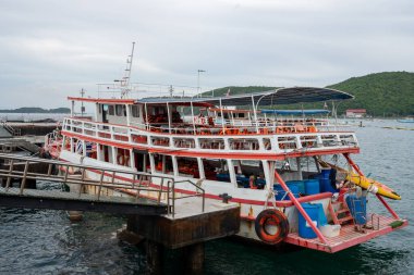 Tayland 'da Koh Larn Bölgesi Chonburi Asya' da feribot Sony ILCE-7M4 ve Sony Lens FE 24-70mm F / 2.8 GM II ile fotoğraflanmıştır.