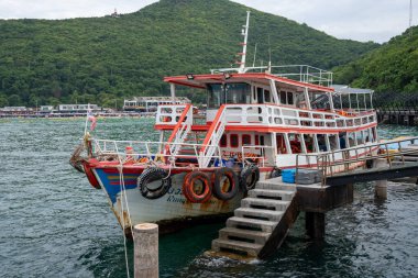 Tayland 'da Koh Larn Bölgesi Chonburi Asya' da feribot Sony ILCE-7M4 ve Sony Lens FE 24-70mm F / 2.8 GM II ile fotoğraflanmıştır.