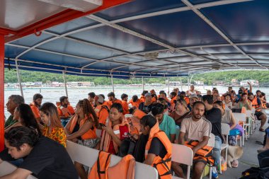 Tayland 'daki Koh Larn Bölgesi Chonburi Tayland Asya' da feribot kullanan insanlar, Sony ILCE-7M4 ve Sony Lens FE 24-70mm F / 2.8 GM II ile fotoğraflandı.