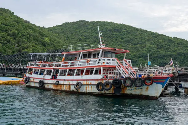 Tayland 'da Koh Larn Bölgesi Chonburi Asya' da feribot Sony ILCE-7M4 ve Sony Lens FE 24-70mm F / 2.8 GM II ile fotoğraflanmıştır.