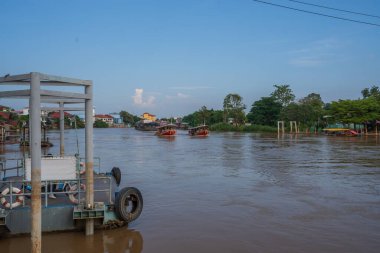 Sony ILCE-7M4 ve Sony Lens FE 24-70mm f / 2.8 GM II ile çekilen bir feribot Ayutthaya Tayland Asya 'daki Chaophraya Nehri' nden geçiyor.