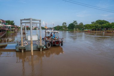 Sony ILCE-7M4 ve Sony Lens FE 24-70mm f / 2.8 GM II ile çekilen bir feribot Ayutthaya Tayland Asya 'daki Chaophraya Nehri' nden geçiyor.