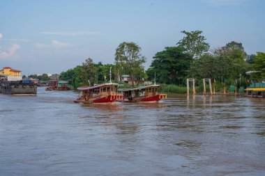 Sony ILCE-7M4 ve Sony Lens FE 24-70mm f / 2.8 GM II ile çekilen bir feribot Ayutthaya Tayland Asya 'daki Chaophraya Nehri' nden geçiyor.