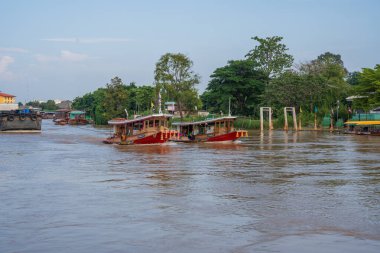 Sony ILCE-7M4 ve Sony Lens FE 24-70mm f / 2.8 GM II ile çekilen bir feribot Ayutthaya Tayland Asya 'daki Chaophraya Nehri' nden geçiyor.