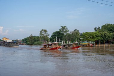 Sony ILCE-7M4 ve Sony Lens FE 24-70mm f / 2.8 GM II ile çekilen bir feribot Ayutthaya Tayland Asya 'daki Chaophraya Nehri' nden geçiyor.