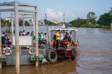 Sony ILCE-7M4 ve Sony Lens FE 24-70mm f / 2.8 GM II ile çekilen bir feribot Ayutthaya Tayland Asya 'daki Chaophraya Nehri' nden geçiyor.