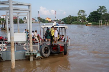 Sony ILCE-7M4 ve Sony Lens FE 24-70mm f / 2.8 GM II ile çekilen bir feribot Ayutthaya Tayland Asya 'daki Chaophraya Nehri' nden geçiyor.