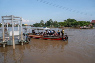Sony ILCE-7M4 ve Sony Lens FE 24-70mm f / 2.8 GM II ile çekilen bir feribot Ayutthaya Tayland Asya 'daki Chaophraya Nehri' nden geçiyor.