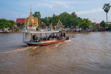 Sony ILCE-7M4 ve Sony Lens FE 24-70mm f / 2.8 GM II ile çekilen bir feribot Ayutthaya Tayland Asya 'daki Chaophraya Nehri' nden geçiyor.