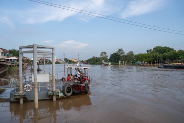 Sony ILCE-7M4 ve Sony Lens FE 24-70mm f / 2.8 GM II ile çekilen bir feribot Ayutthaya Tayland Asya 'daki Chaophraya Nehri' nden geçiyor.