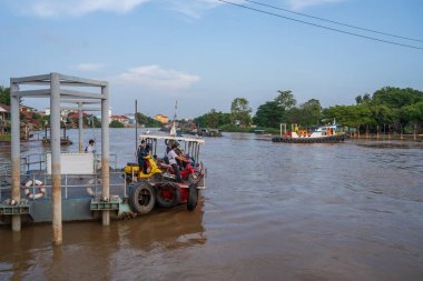 Sony ILCE-7M4 ve Sony Lens FE 24-70mm f / 2.8 GM II ile çekilen bir feribot Ayutthaya Tayland Asya 'daki Chaophraya Nehri' nden geçiyor.