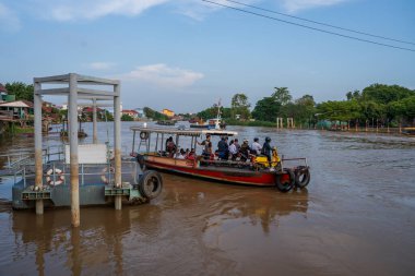 Sony ILCE-7M4 ve Sony Lens FE 24-70mm f / 2.8 GM II ile çekilen bir feribot Ayutthaya Tayland Asya 'daki Chaophraya Nehri' nden geçiyor.
