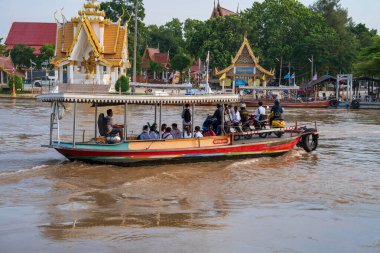 Sony ILCE-7M4 ve Sony Lens FE 24-70mm f / 2.8 GM II ile çekilen bir feribot Ayutthaya Tayland Asya 'daki Chaophraya Nehri' nden geçiyor.