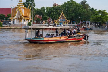 Sony ILCE-7M4 ve Sony Lens FE 24-70mm f / 2.8 GM II ile çekilen bir feribot Ayutthaya Tayland Asya 'daki Chaophraya Nehri' nden geçiyor.