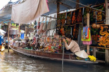 Tayland yemeği ve içecekleri gibi çeşitli ürünler orijinal bir yüzer pazarda satışa sunulmaktadır: Samut Sakhon Tayland ve Asya.