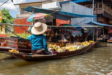 Tayland yemeği ve içecekleri gibi çeşitli ürünler orijinal bir yüzer pazarda satışa sunulmaktadır: Samut Sakhon Tayland ve Asya.