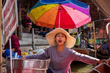 Tayland yemeği ve içecekleri gibi çeşitli ürünler orijinal bir yüzer pazarda satışa sunulmaktadır: Samut Sakhon Tayland ve Asya.