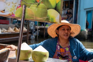 Tayland yemeği ve içecekleri gibi çeşitli ürünler orijinal bir yüzer pazarda satışa sunulmaktadır: Samut Sakhon Tayland ve Asya.