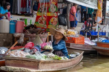 Tayland yemeği ve içecekleri gibi çeşitli ürünler orijinal bir yüzer pazarda satışa sunulmaktadır: Samut Sakhon Tayland ve Asya.