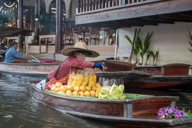 Tayland yemeği ve içecekleri gibi çeşitli ürünler orijinal bir yüzer pazarda satışa sunulmaktadır: Samut Sakhon Tayland ve Asya.