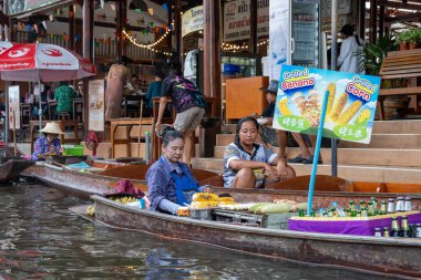 Tayland yemeği ve içecekleri gibi çeşitli ürünler orijinal bir yüzer pazarda satışa sunulmaktadır: Samut Sakhon Tayland ve Asya.