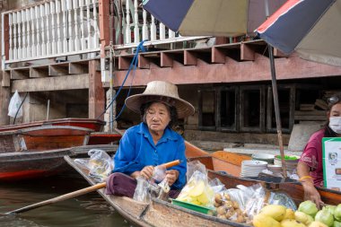 Tayland yemeği ve içecekleri gibi çeşitli ürünler orijinal bir yüzer pazarda satışa sunulmaktadır: Samut Sakhon Tayland ve Asya.