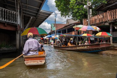 Tayland yemeği ve içecekleri gibi çeşitli ürünler orijinal bir yüzer pazarda satışa sunulmaktadır: Samut Sakhon Tayland ve Asya.