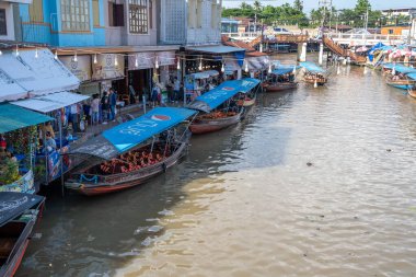 Tayland yemeği ve içecekleri gibi çeşitli ürünler orijinal bir yüzer pazarda satışa sunulmaktadır: Samut Sakhon Tayland ve Asya.