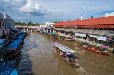 Tayland yemeği ve içecekleri gibi çeşitli ürünler orijinal bir yüzer pazarda satışa sunulmaktadır: Samut Sakhon Tayland ve Asya.
