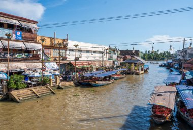 Tayland yemeği ve içecekleri gibi çeşitli ürünler orijinal bir yüzer pazarda satışa sunulmaktadır: Samut Sakhon Tayland ve Asya.