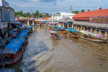 Tayland yemeği ve içecekleri gibi çeşitli ürünler orijinal bir yüzer pazarda satışa sunulmaktadır: Samut Sakhon Tayland ve Asya.