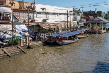 Tayland yemeği ve içecekleri gibi çeşitli ürünler orijinal bir yüzer pazarda satışa sunulmaktadır: Samut Sakhon Tayland ve Asya.