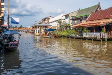 Tayland yemeği ve içecekleri gibi çeşitli ürünler orijinal bir yüzer pazarda satışa sunulmaktadır: Samut Sakhon Tayland ve Asya.