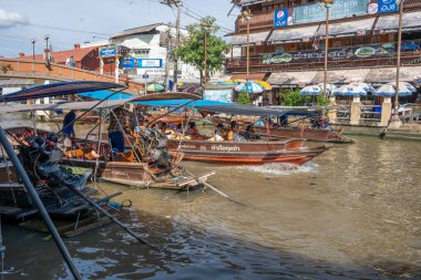 Tayland yemeği ve içecekleri gibi çeşitli ürünler orijinal bir yüzer pazarda satışa sunulmaktadır: Samut Sakhon Tayland ve Asya.