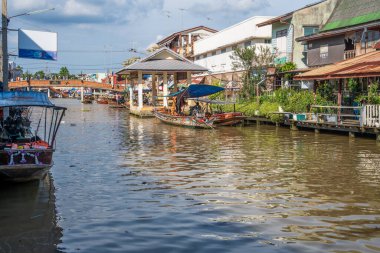 Tayland yemeği ve içecekleri gibi çeşitli ürünler orijinal bir yüzer pazarda satışa sunulmaktadır: Samut Sakhon Tayland ve Asya.